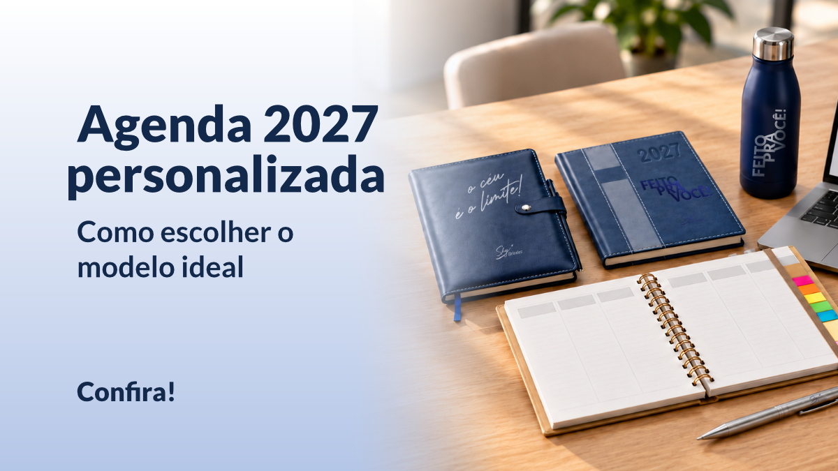 Kit de brindes para convenção de vendas com mochila, garrafa, caderno e caneta sobre a mesa de credenciamento.